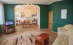 Apartment In 2 Min From Poznyaky Metro Station